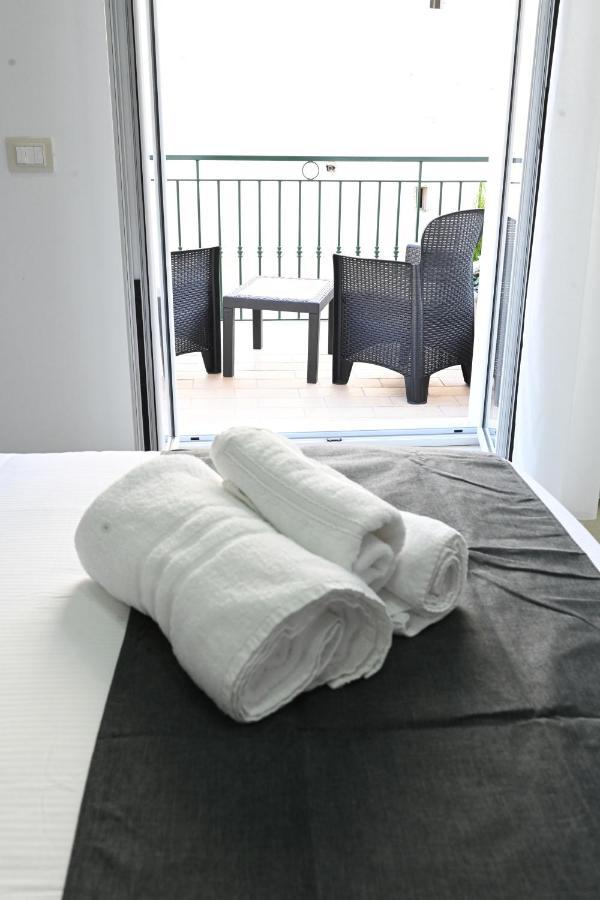 Solymar B&B Наполи Екстериор снимка